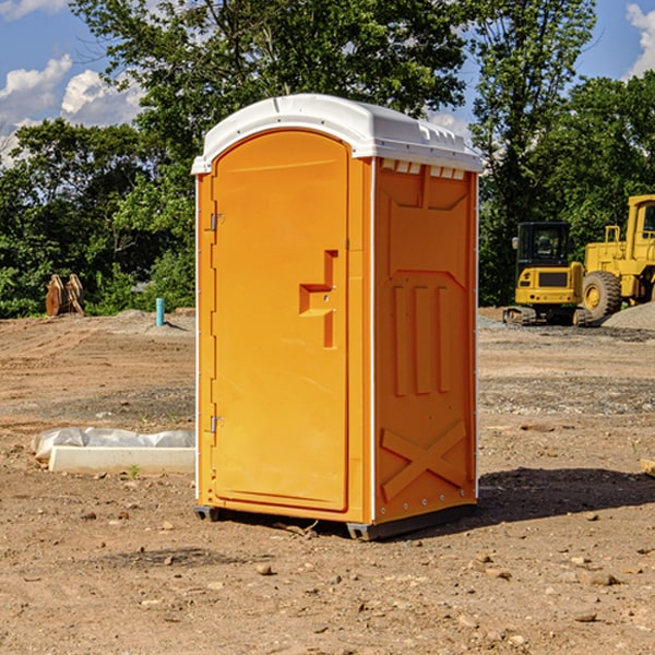 how often are the porta potties cleaned and serviced during a rental period in German